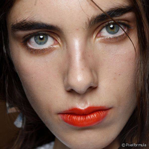 Para quem quer um amplo destaque nos lábios, nada melhor do que investir em um batom laranja forte e maquiagem nude nos olhos Foto: Pixelformula
